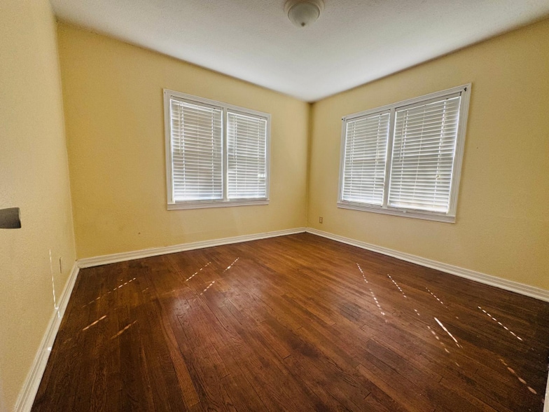 Building Photo - 1405 Hassell St