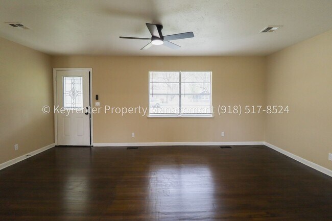 Building Photo - 3 Bed | 2.5 Bath in Oologah!