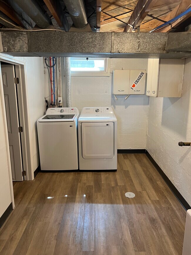 Building Photo - 1122 Sharon Ave