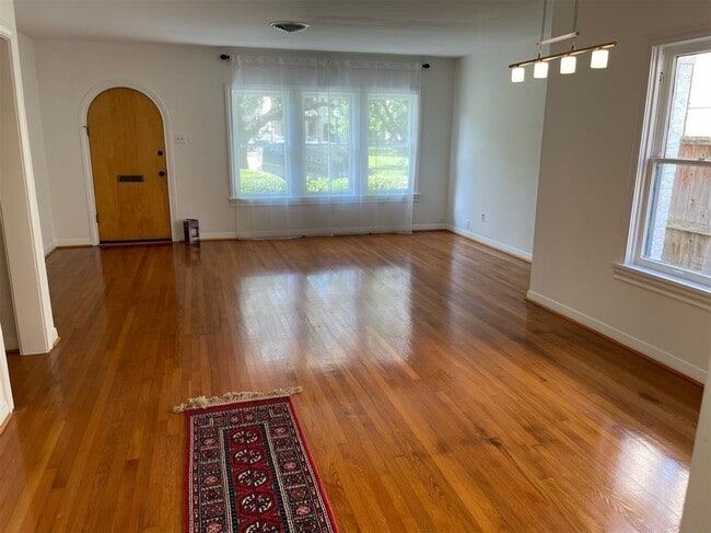 Building Photo - 3720 Jardin St