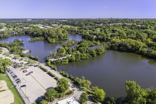 Building Photo - 5512 E Lake Dr
