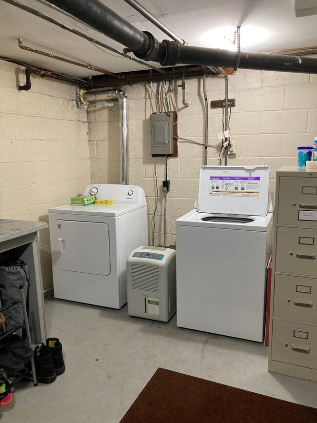 Building Photo - 1618 Maple Grove Rd