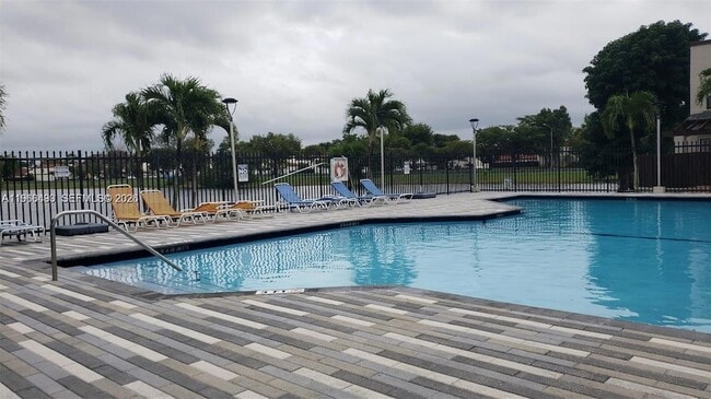 Building Photo - 10221 Fontainebleau Blvd