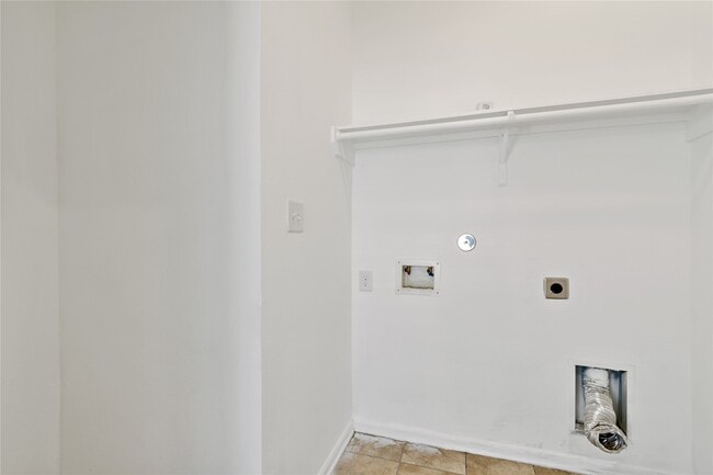 Building Photo - 25435 Autumn Woods Dr