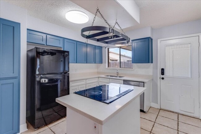 Building Photo - 985 Crossbill St