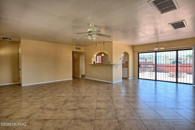 Building Photo - 1604 E 10th St