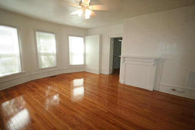Building Photo - Spacious 1st Floor Apt - 1/2 Block to Duke - HUGE Fenced Yd