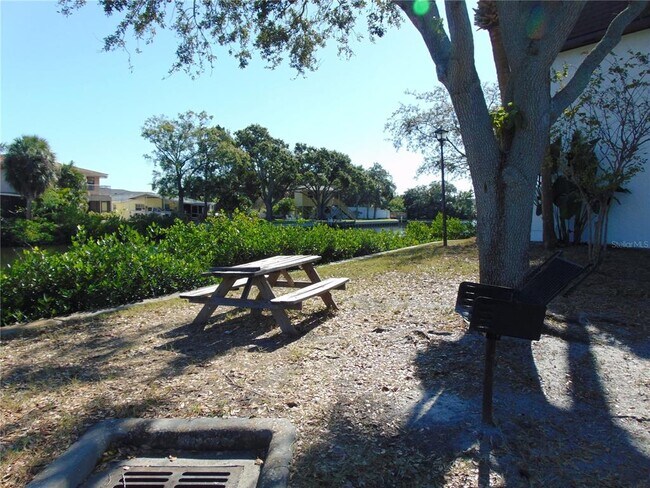 Building Photo - 9005 Tudor Dr