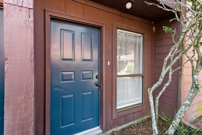 Building Photo - 956 Ridgepoint Ct