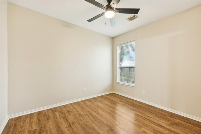 Building Photo - 1309 Bayport Ln
