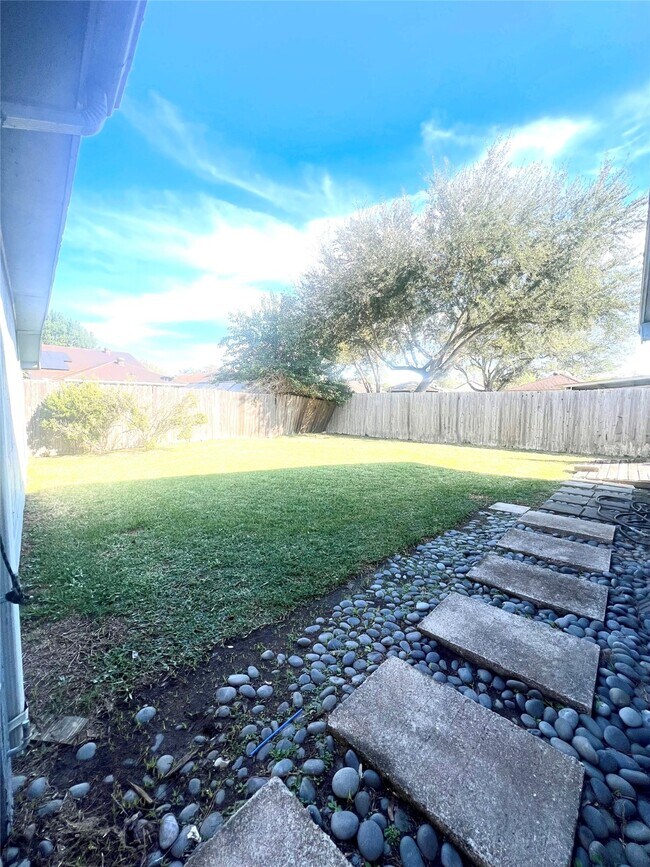 Building Photo - 10515 Sagewind Dr