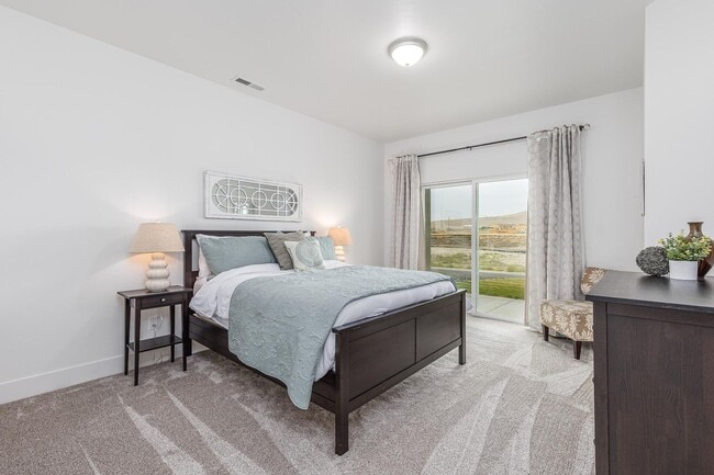 Building Photo - 3 bedrooms, 2.5 Baths w/Amazing Sunset Views!