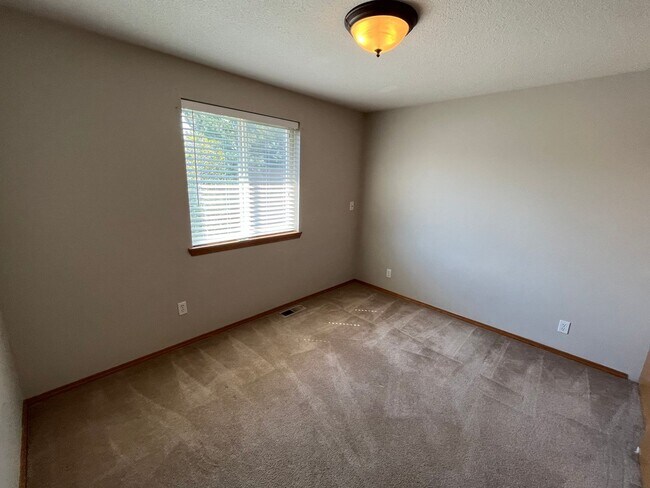 Building Photo - Large 3 Bed/2.5 Bath Located in Providence Neighborhood