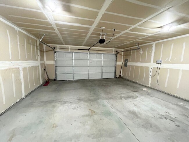 Building Photo - Modern Layout, Private Backyard, Prime Location |3 bed 2.5 bath Home in Nampa