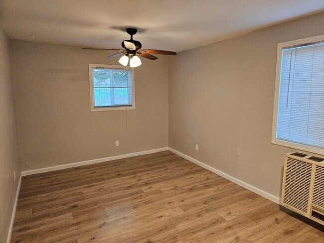 Building Photo - 13825 Dry Creek Rd