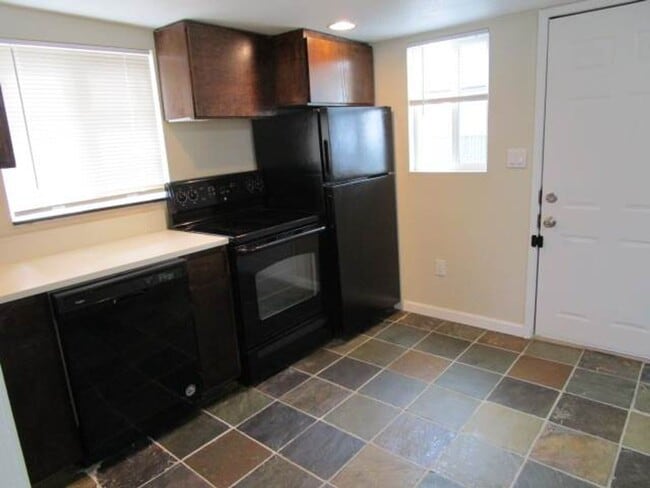 Building Photo - 2 Bedroom, 1 Bathroom Tacoma Home
