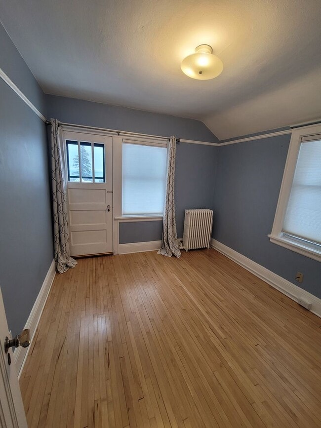 Building Photo - Duluth MN - 3 Bedroom - 2 Bath - 1 Car Gar...
