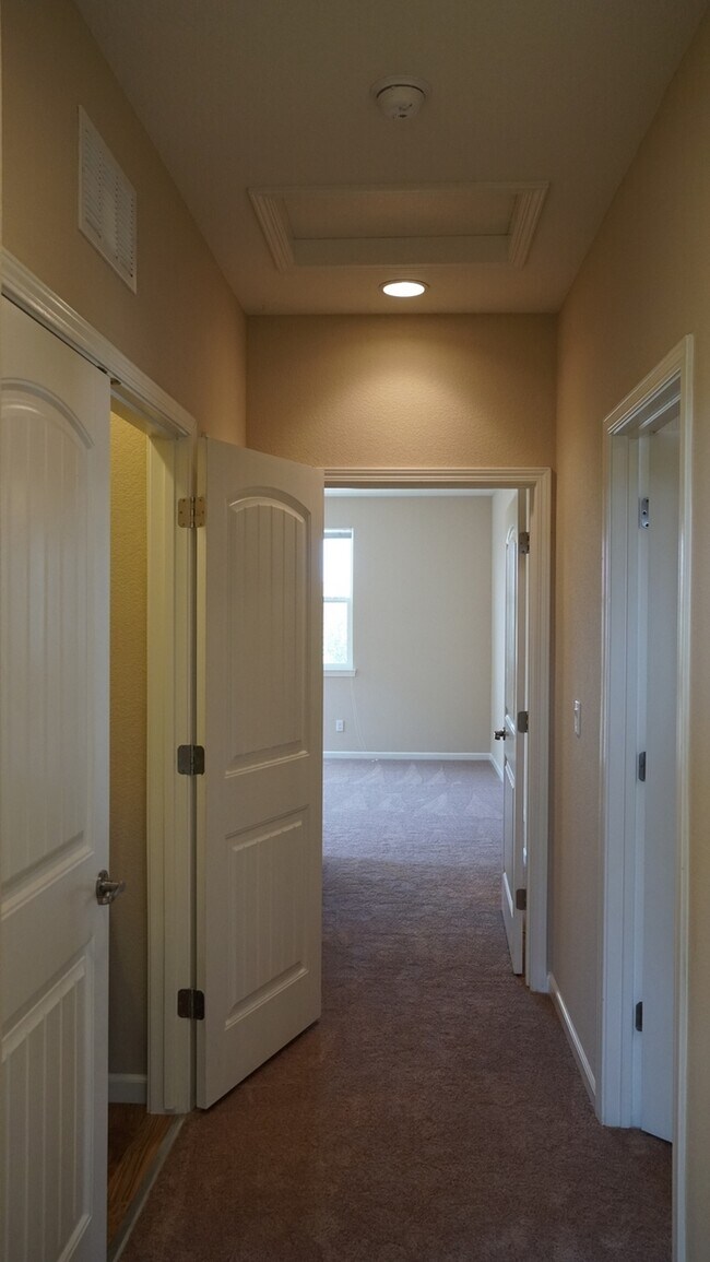 Building Photo - Beautiful two story home in Roseville!