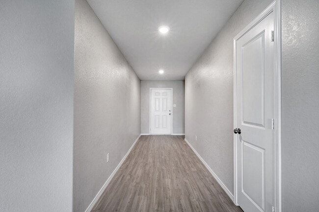 Building Photo - ***MOVE-IN SPECIAL: THREE WEEKS FREE***Mod...