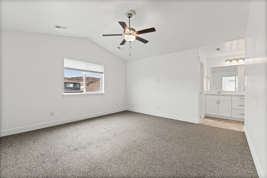 Master bedroom - 4877 E Silver Ridge Rd