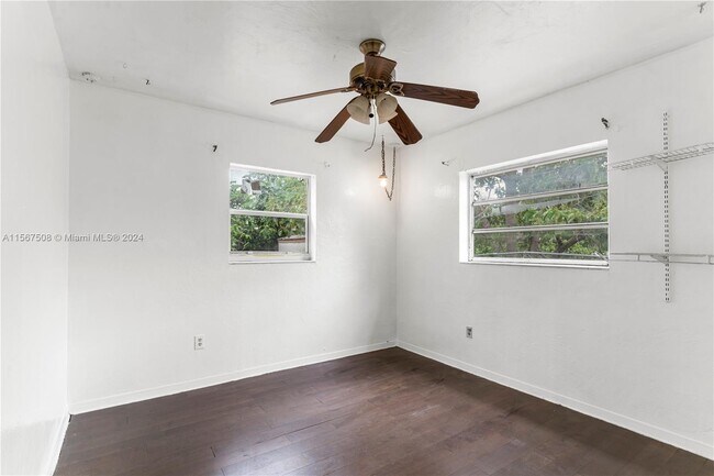 Building Photo - 560 NE 158th St