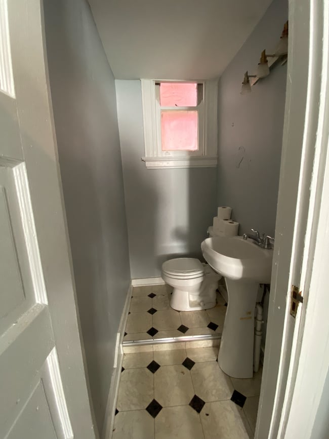 Building Photo - 4 Bedroom House Located Near UC's Campus