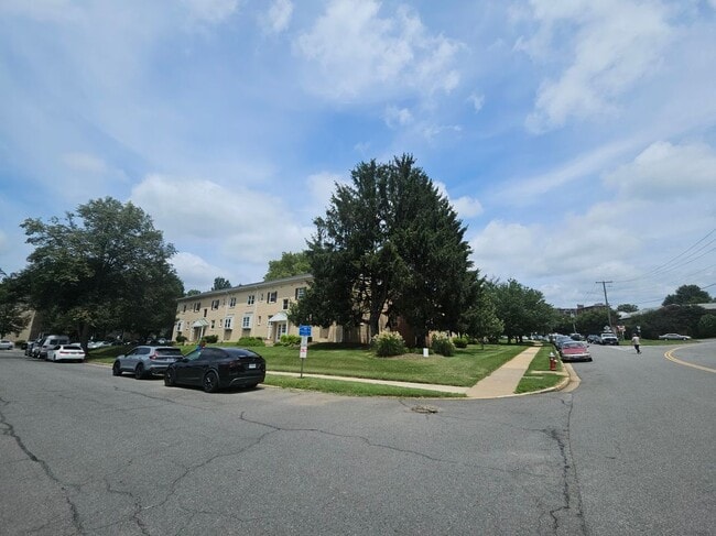 Building Photo - 2916 Peyton Randolph Dr