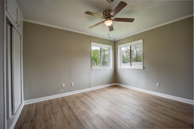 Building Photo - Freshly Updated 3 Bedroom House