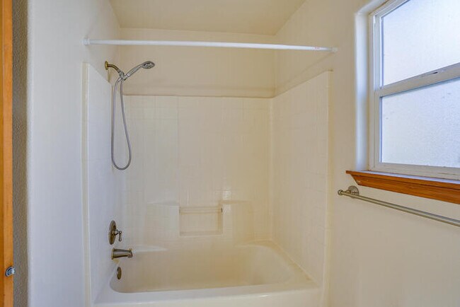 Building Photo - BEAUTIFUL FOUR BEDROOM IN CAMAS
