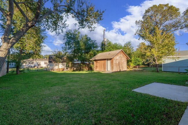 Building Photo - 3707 Meadowlake Rd