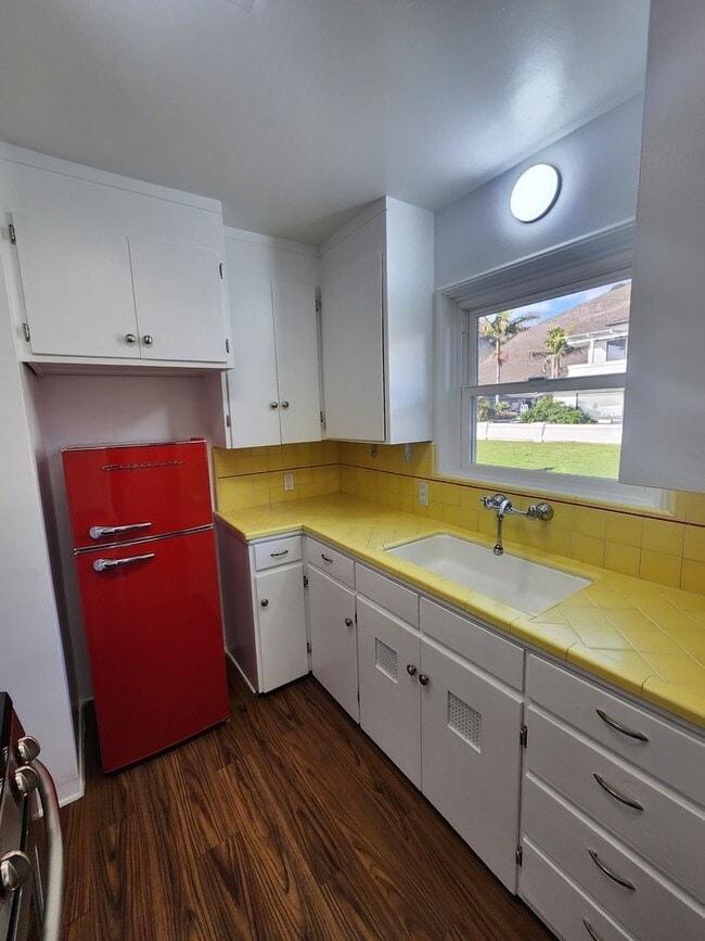 Building Photo - Retro Style Beach Apartment- Water Included!