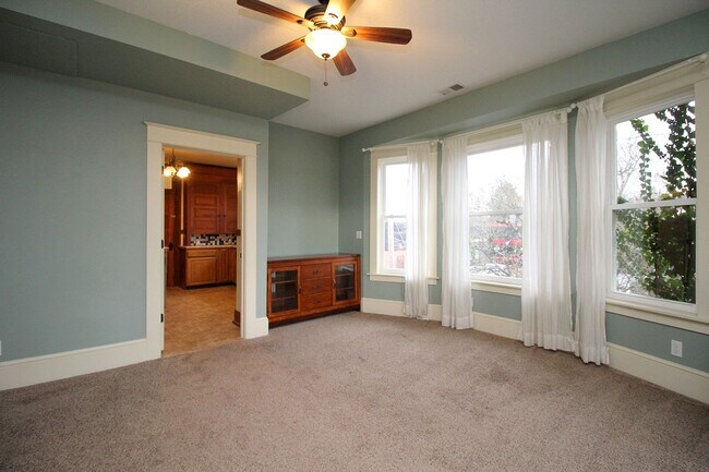 Building Photo - 4033 SE Hawthorne Blvd