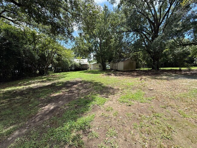Building Photo - 4 Bedroom/2 Bath Home for Rent