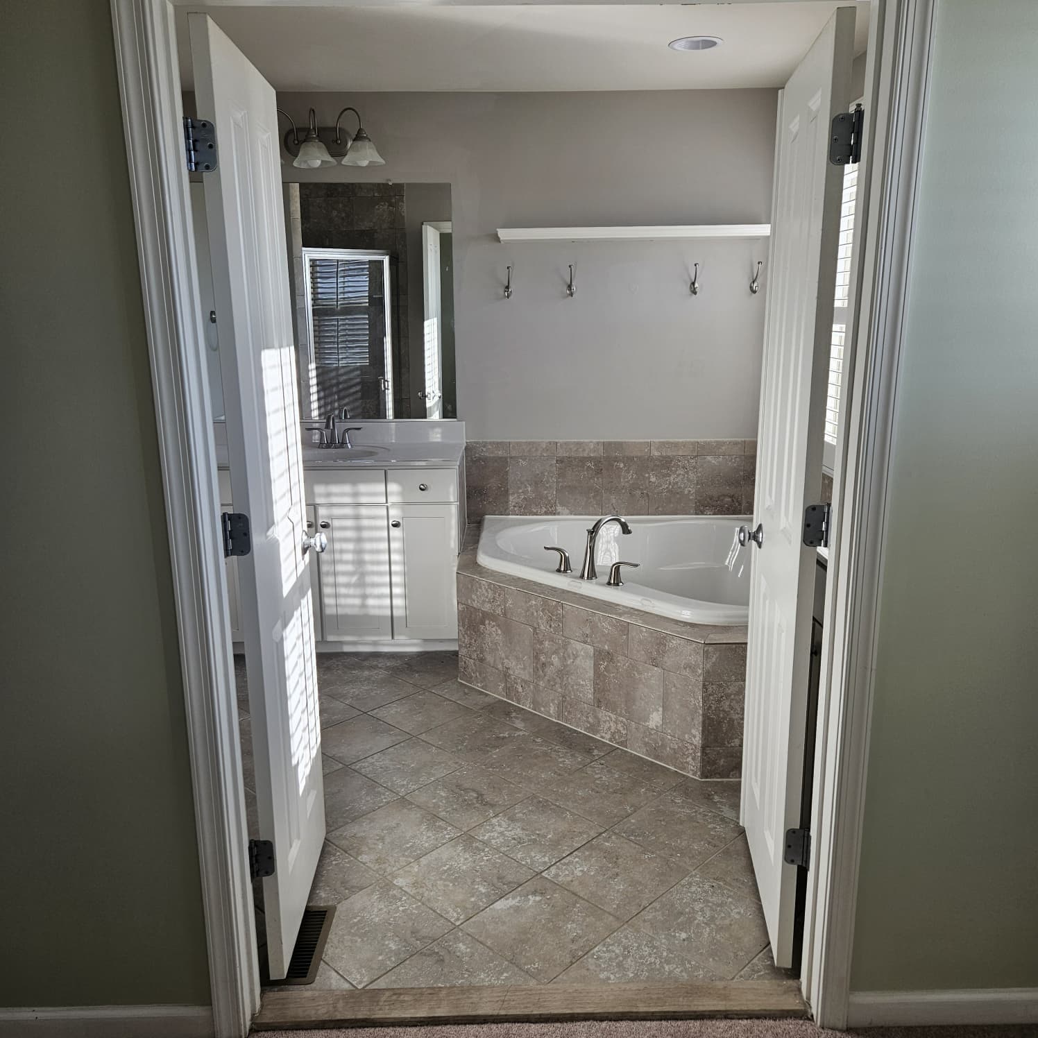 master bathroom tub - 4380 Shamrock Dr