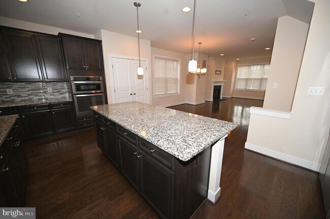 Building Photo - 2413 Glenallan Ave