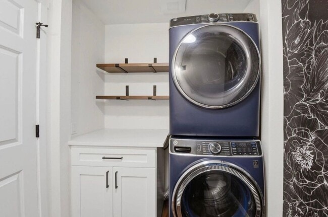 Building Photo - 3Bd/2.5Ba Edmonds Townhome