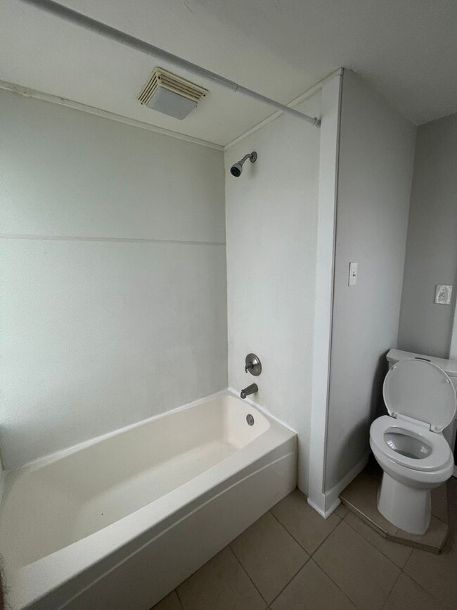 Building Photo - Available July 1st! 3 Bed 1.5 Single Family Home!