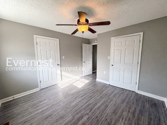 Building Photo - 1800 Labette Manor Dr