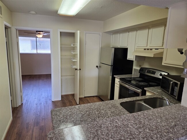 Building Photo - 2425 Holly Hall St