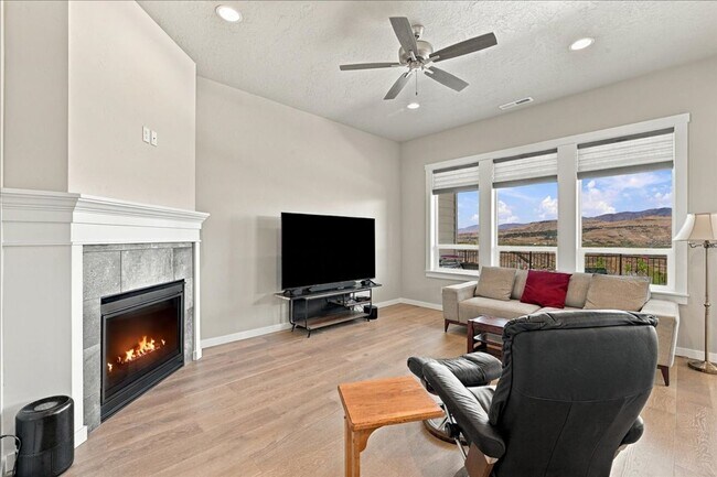 Building Photo - 2328 E Danzee Dr