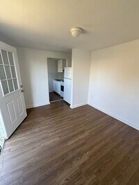 Building Photo - Askin St 7