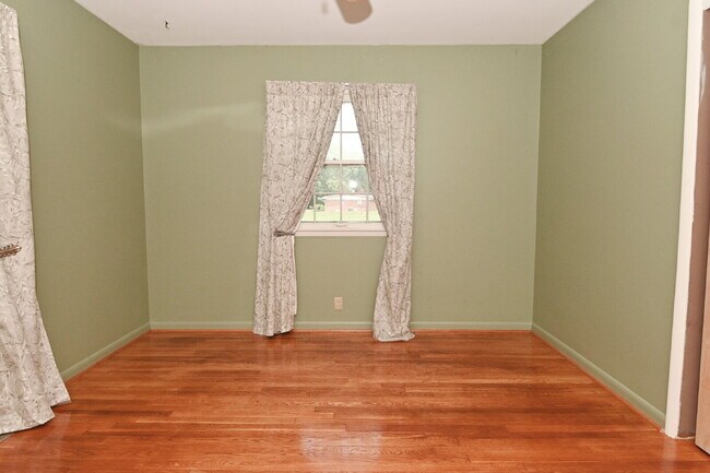 Building Photo - Charming 3-Bedroom Retreat with 2 Full Baths on South Meridian Street – 1516 Sq Ft of Comfort in ...