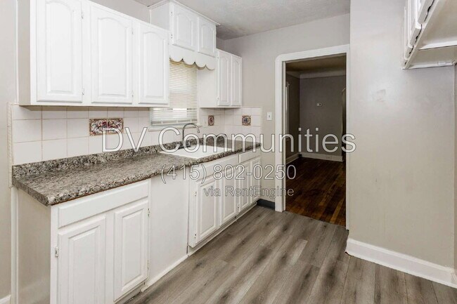 Building Photo - 340 E 197th St