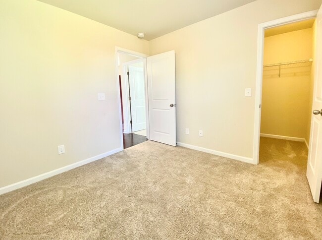 Building Photo - 602 Deertrack Run