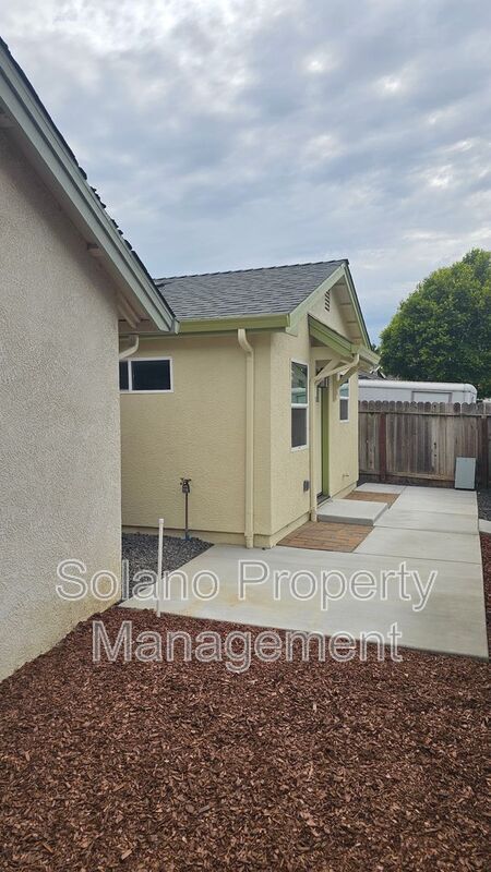 Building Photo - 376 Marna Dr