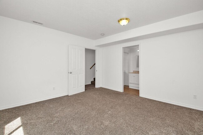 Building Photo - Amazing 4 Bed - 3.5 Bath, Pet-Friendly Lay...