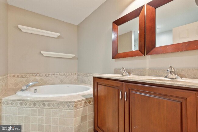 Building Photo - 125 Vernon Ct