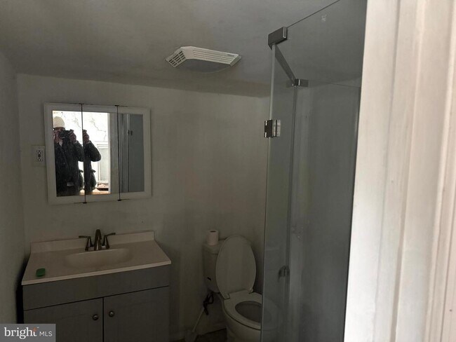 Building Photo - 5707 Lansdowne Ave