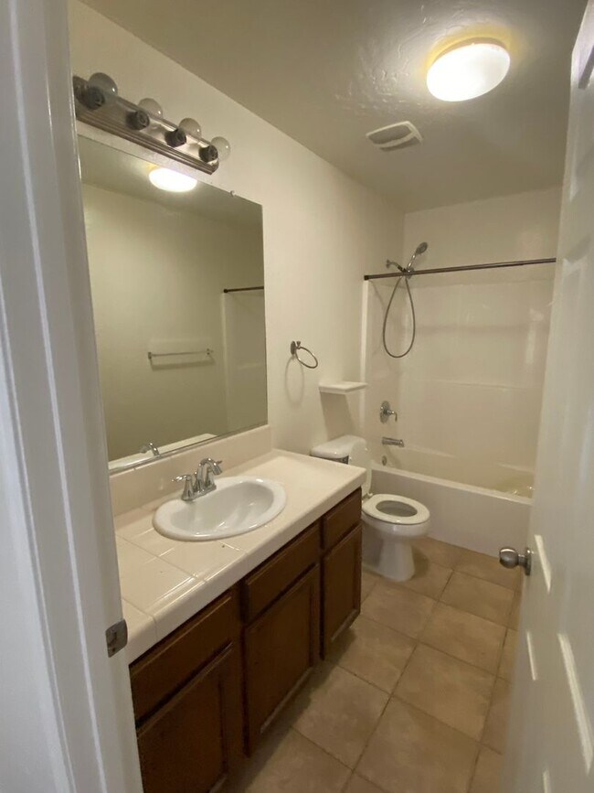 Building Photo - Charming home for rent in Visalia