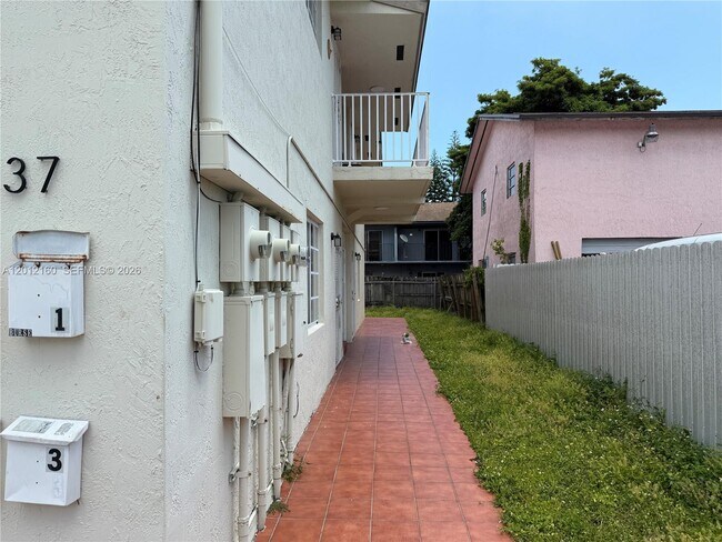 Building Photo - 837 SE 8th Ct